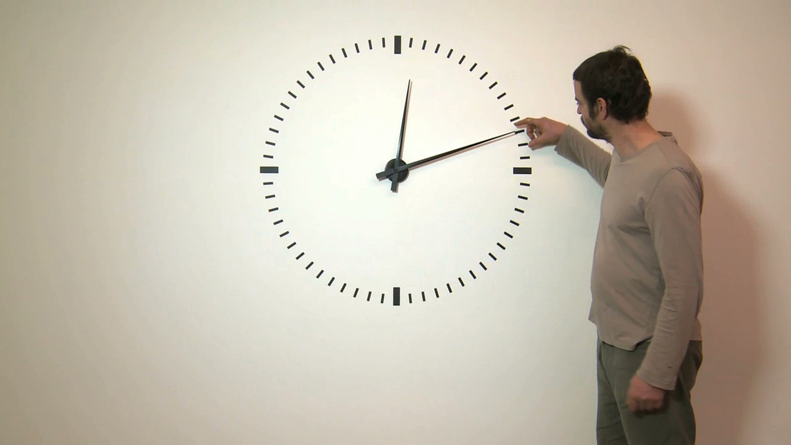 Performing Time, 2012. <br>  HD video, no sound, 24 hours (loop). Video still. Courtesy of Prometeogallery di Ida Pisani and the artist.