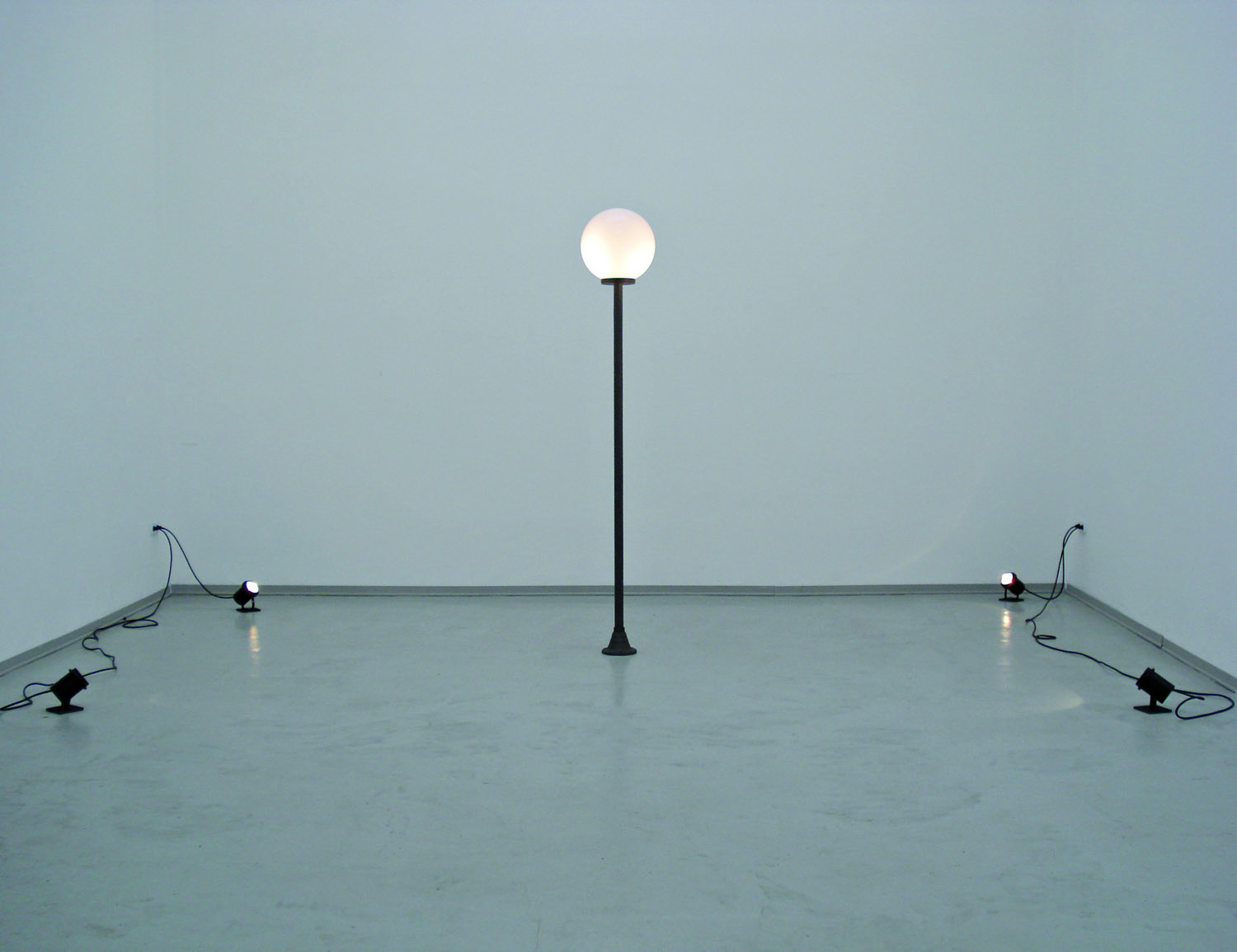 Lamp, 2008. Street lamp and four spotlights. Installation view, Rayko Alleksiev Gallery, Sofia. Courtesy of Artericambi/AGI Verona Collection.