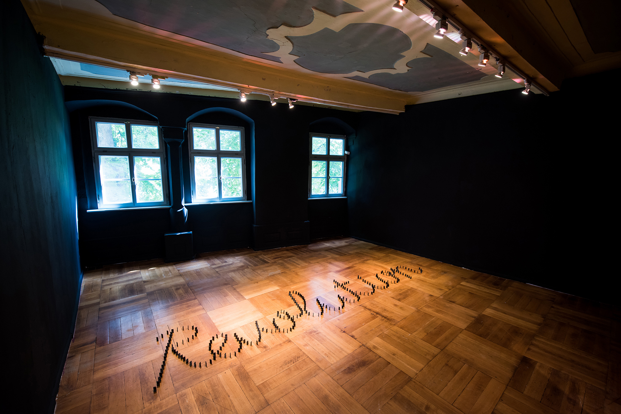 Revolution, 2017. Installation, domino. Installation view, ACC Galerie Weimar, Weimar
